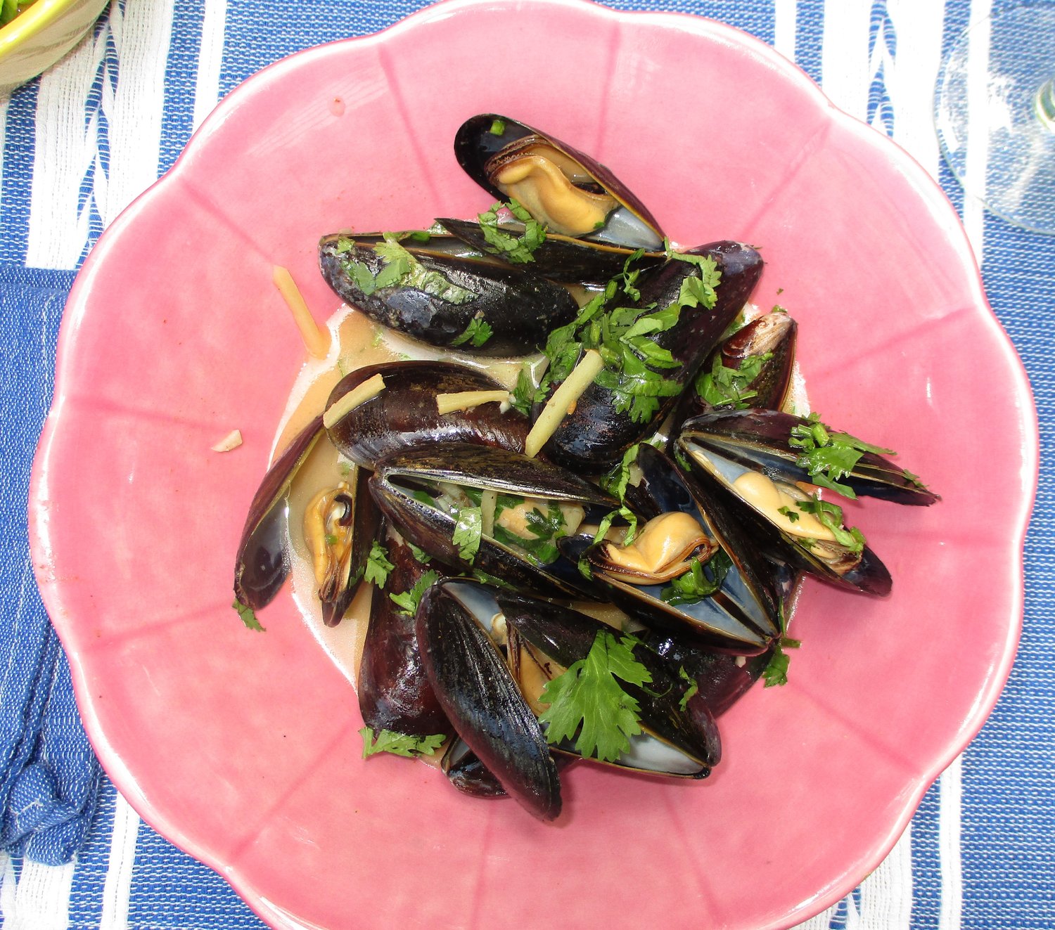 Mussels in Thai coconut sauce with ginger.